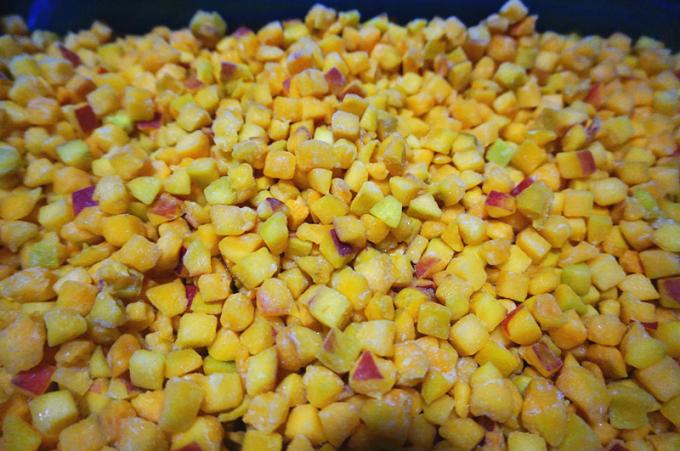 High Quality Flash Frozen Full Grain Apricots Delicious for Smoothies Baking Factory Supply IQF Processed Fresh Frozen Fruit 3