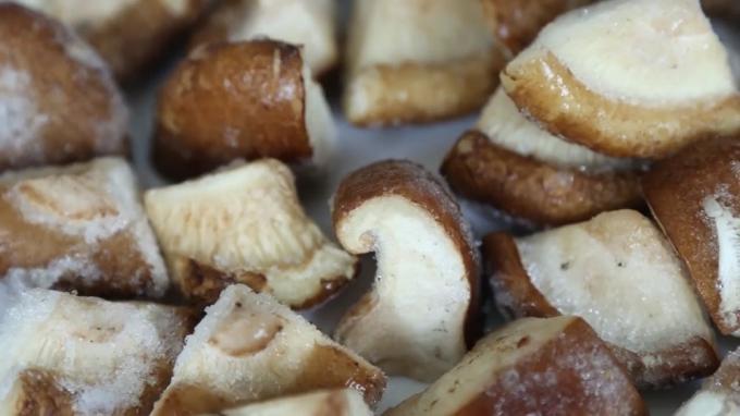 Sinocharm Wholesale Price Premium Frozen Mushroom High Quality 1/4 Cut IQF Frozen Shiitake with BRC a From China 1